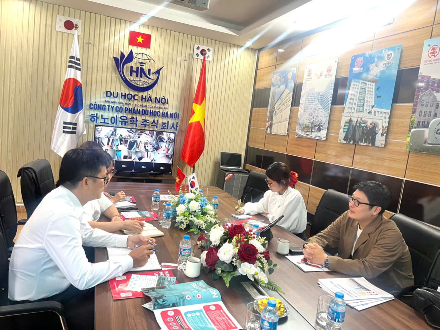 Lễ ký kết hợp tác giữa công ty cổ phần Du Học Hà Nội và Đại Học...